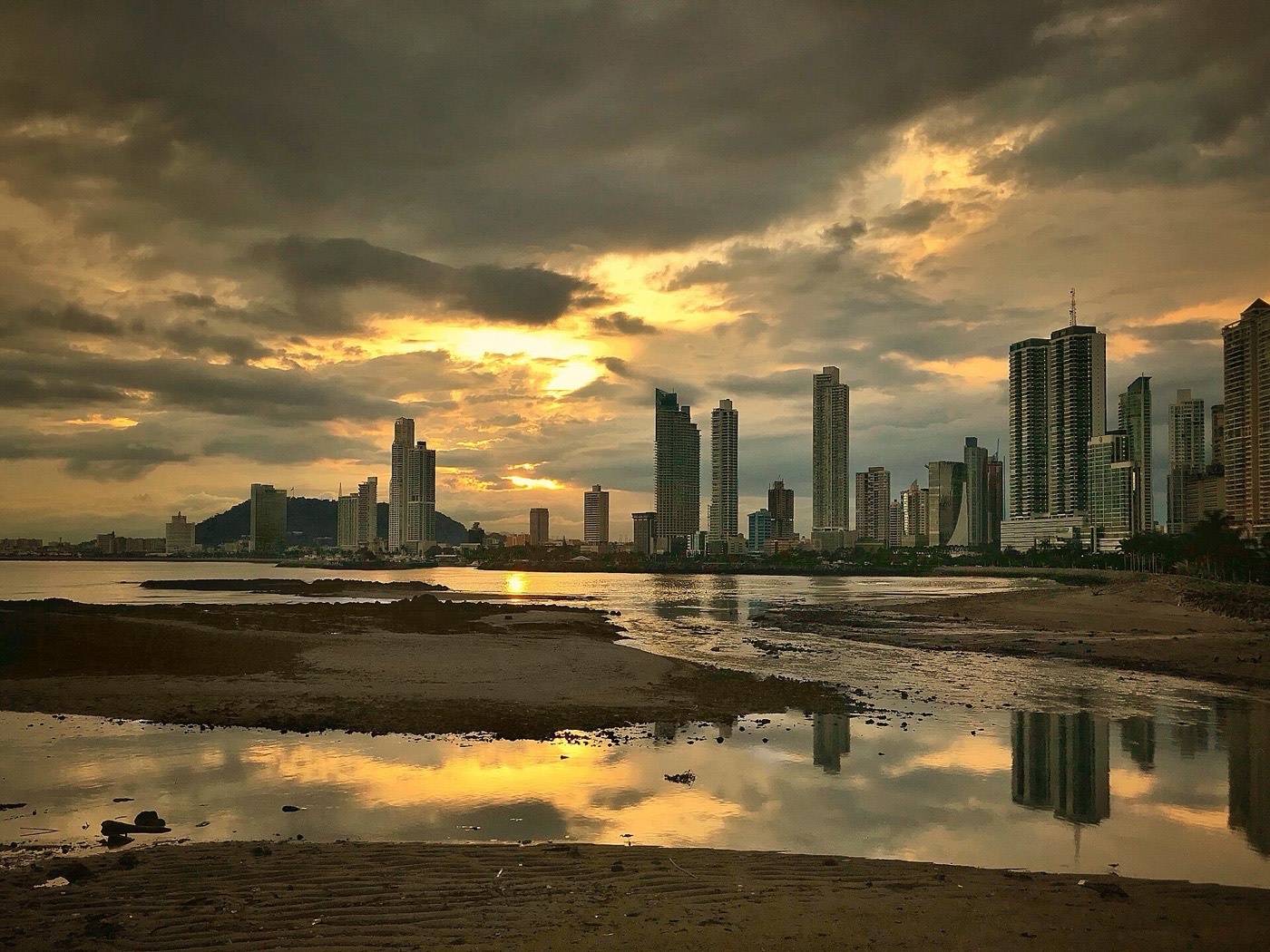 La bahía de Panamá al atardecer, con la marea baja