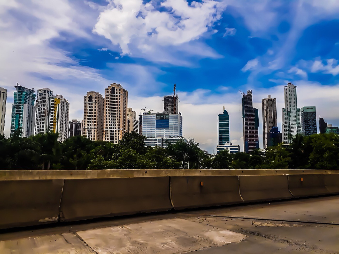 Las torres de Costa del Este sobre los árboles